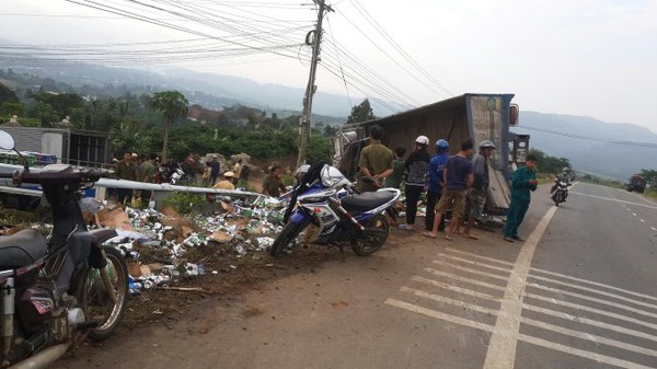 1000 thùng bia đổ xuống đường, bà con xúm vào cứu giúp 2