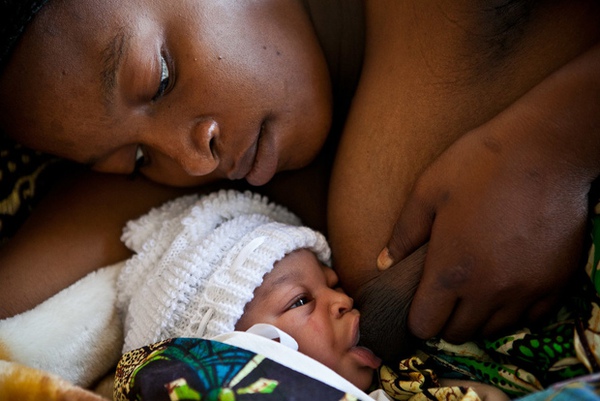 Cận cảnh sinh con trong các cơ sở y tế thiếu thốn ở châu Phi 11