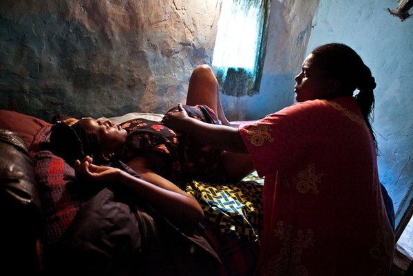 Cận cảnh sinh con trong các cơ sở y tế thiếu thốn ở châu Phi 13