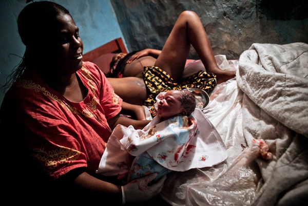 Cận cảnh sinh con trong các cơ sở y tế thiếu thốn ở châu Phi 4