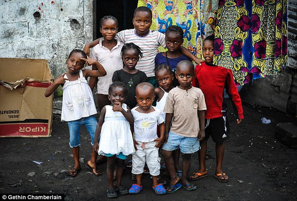 Những đứa trẻ khoẻ mạnh sống chung với bệnh nhân Ebola 1