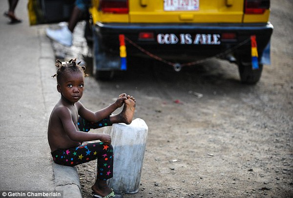Những đứa trẻ khoẻ mạnh sống chung với bệnh nhân Ebola 3