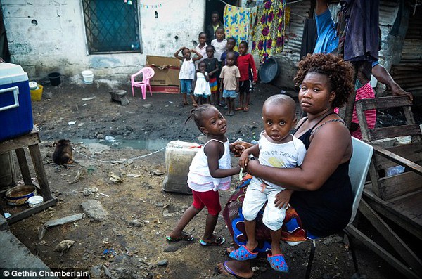 Những đứa trẻ khoẻ mạnh sống chung với bệnh nhân Ebola 6