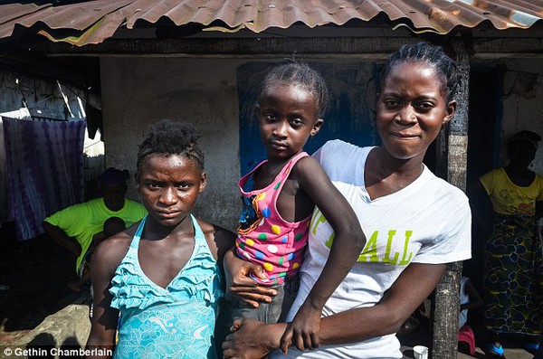 Những đứa trẻ khoẻ mạnh sống chung với bệnh nhân Ebola 10