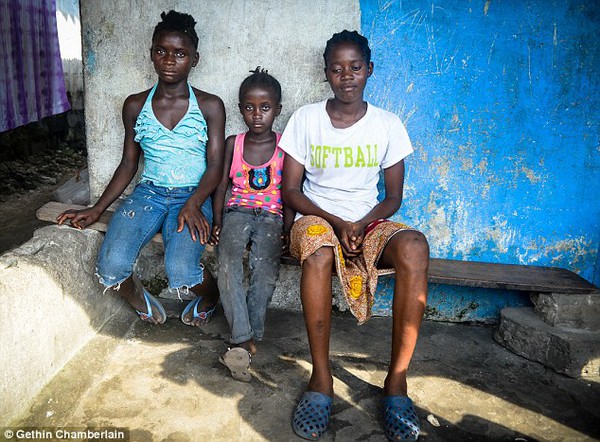 Những đứa trẻ khoẻ mạnh sống chung với bệnh nhân Ebola 11