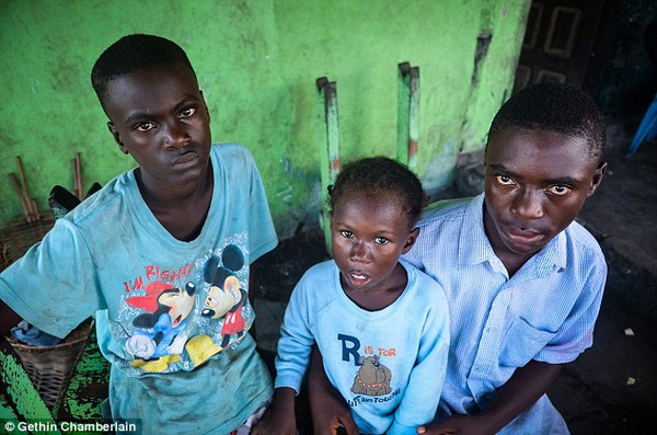 Những đứa trẻ khoẻ mạnh sống chung với bệnh nhân Ebola 7