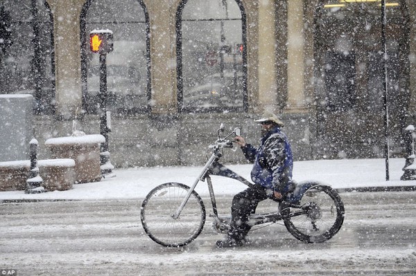 Chùm ảnh người dân nước Mỹ run rẩy dưới những cơn mưa tuyết 15