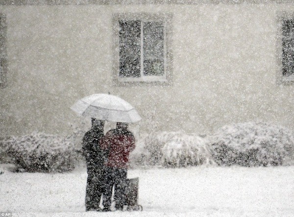 Chùm ảnh người dân nước Mỹ run rẩy dưới những cơn mưa tuyết 16