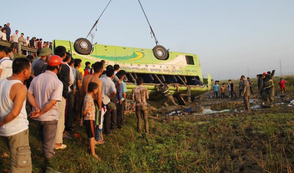 Xe khách lật ngửa trên ruộng, 1 người chết, 19 bị thương  5