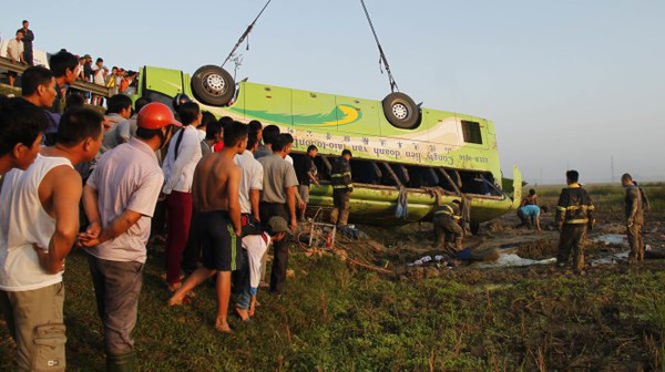 Xe khách lật ngửa trên ruộng, 1 người chết, 19 bị thương  3