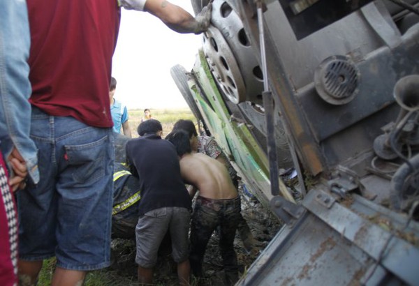 Xe khách lật ngửa trên ruộng, 1 người chết, 19 bị thương  1