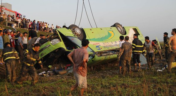 Xe khách lật ngửa trên ruộng, 1 người chết, 19 bị thương  2