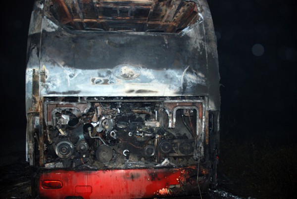 Xe khách giường nằm đang chạy đêm bỗng phát cháy tan hoang 3