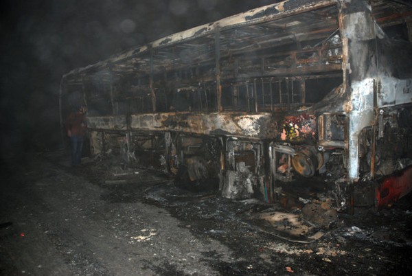 Xe khách giường nằm đang chạy đêm bỗng phát cháy tan hoang 1