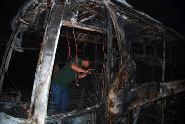 Xe khách giường nằm đang chạy đêm bỗng phát cháy tan hoang 4