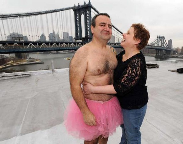 Người đàn ông mặc váy ballet chụp ảnh để vợ vui 3