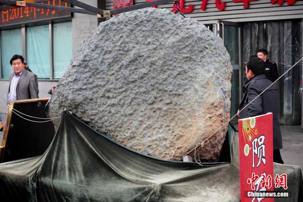 Thiên thạch 2 tấn được trưng bày ở Tân Cương 1