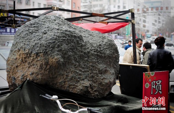 Thiên thạch 2 tấn được trưng bày ở Tân Cương 3