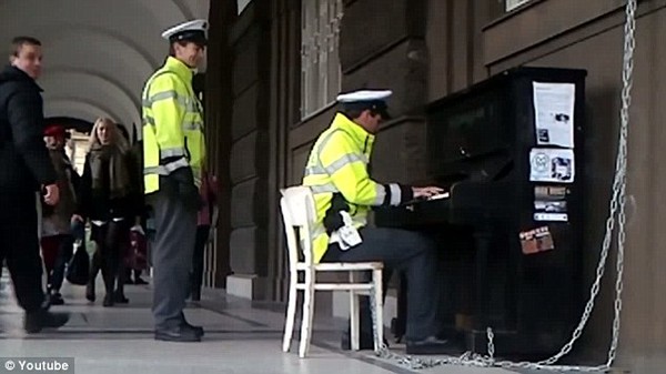 Cảnh sát ngẫu hứng chơi piano trên đường phố  1