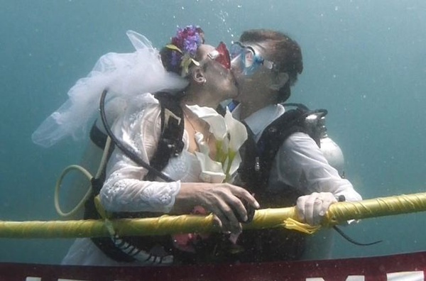 Cặp đôi tổ chức hôn lễ dưới lòng Ấn Độ Dương 5