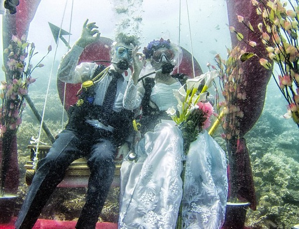 Cặp đôi tổ chức hôn lễ dưới lòng Ấn Độ Dương 2