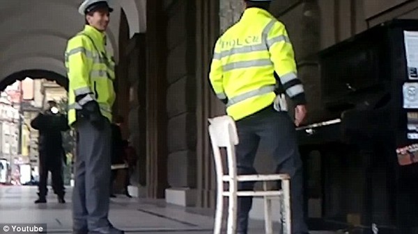 Cảnh sát ngẫu hứng chơi piano trên đường phố  2