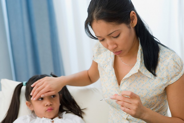 Con ph&aacute;t ốm v&igrave; mẹ s&agrave;nh điệu 2