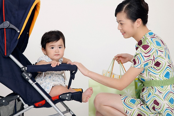 Mẹ "bóp miệng" chi tiền triệu sắm hàng ngoại cho con 1 Mẹ "bóp miệng" chi tiền triệu sắm hàng ngoại cho con 1
