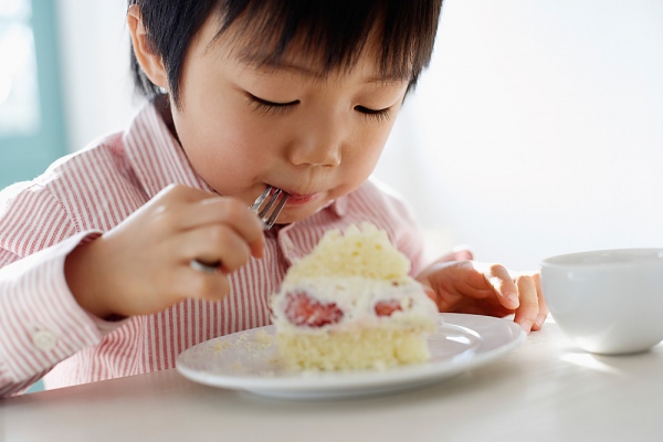 Những tác hại khi cho con ăn nhiều đồ ngọt 2