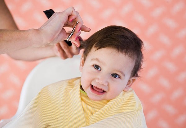 9 bước cực đơn giản giúp mẹ tự cắt tóc cho bé 1