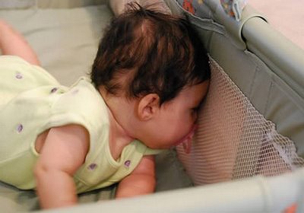 Kh&ocirc;ng thể nhịn cười với ch&ugrave;m ảnh b&eacute; h&agrave;i hước khi ngủ 18