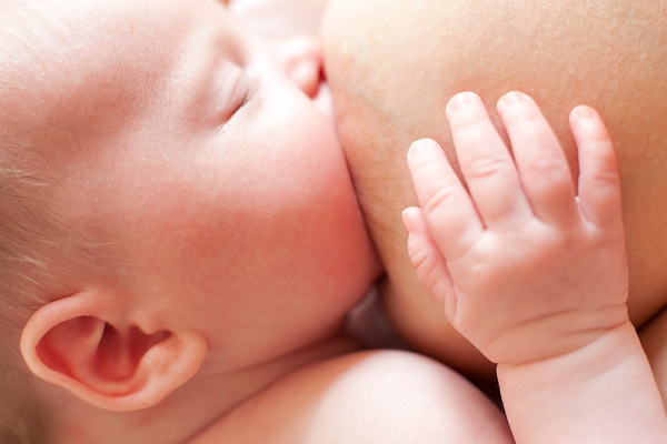 Trẻ bú mẹ dễ có địa vị xã hội cao trong tương lai   1