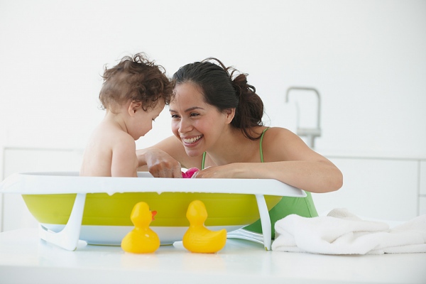 Để việc tắm cho con l&agrave; khoảng thời gian hạnh ph&uacute;c   1