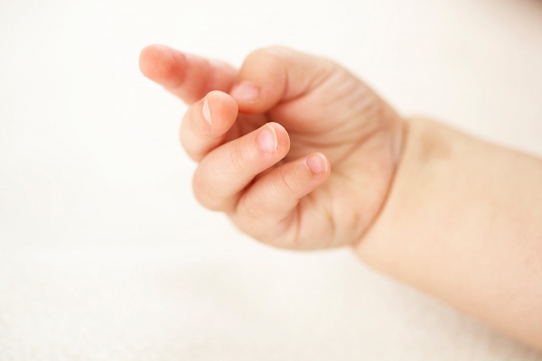 “Bắt bệnh” cho bé qua 9 dấu hiệu của móng tay 2