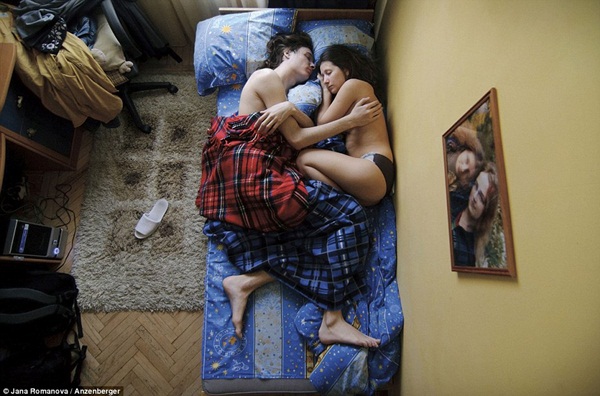 Hình ảnh chân thực về tư thế ngủ của các gia đình có bà mẹ đang mang thai 1