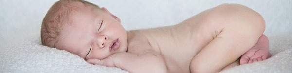 Mách mẹ vài bí quyết giúp bé sơ sinh không bị bẹt đầu 3