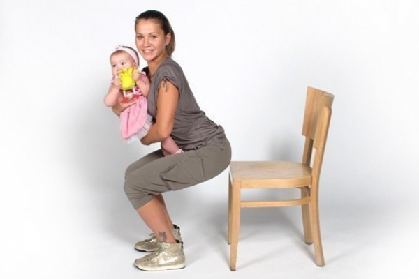 5 bài tập giảm cân sau sinh mẹ có thể tập cùng bé 2