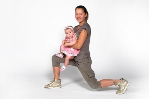 5 bài tập giảm cân sau sinh mẹ có thể tập cùng bé 9