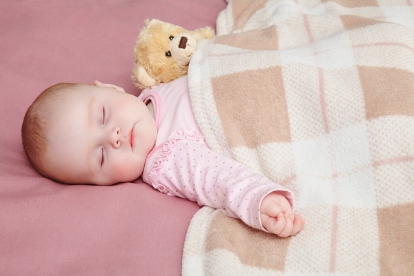 Các mẹ chia sẻ kinh nghiệm đối phó với bé đạp chăn lúc ngủ 2