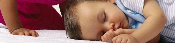 Các mẹ chia sẻ kinh nghiệm đối phó với bé đạp chăn lúc ngủ 3