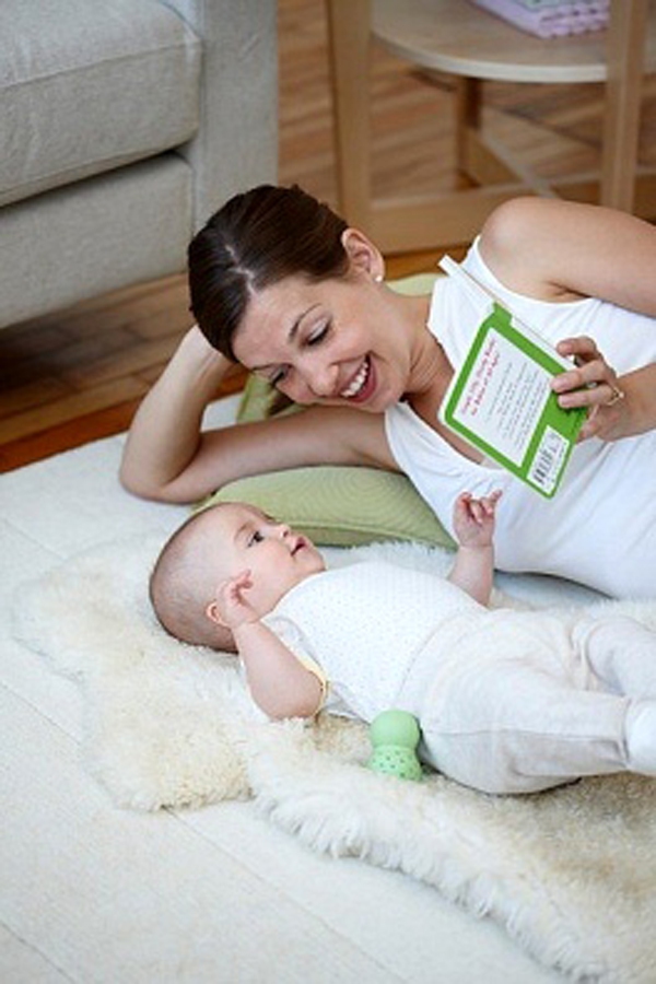 Những trò chơi khiến bé sơ sinh nào cũng thích 2 Những trò chơi khiến bé sơ sinh nào cũng thích 2