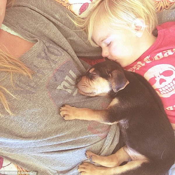 Chùm ảnh siêu dễ thương khi bé ngủ cùng cún con 1
