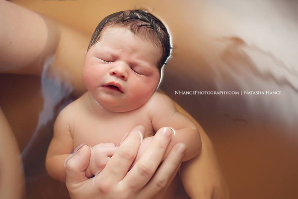 Những thước ảnh tuyệt vời về em bé được sinh ra dưới nước 2