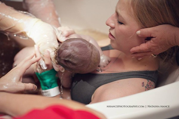 Những thước ảnh tuyệt vời về em bé được sinh ra dưới nước 4