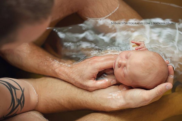 Những thước ảnh tuyệt vời về em bé được sinh ra dưới nước 5