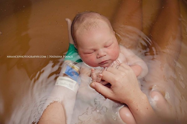 Những thước ảnh tuyệt vời về em bé được sinh ra dưới nước 18