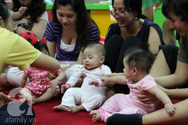 Gặp mẹ Việt cho con đi tập gym khi mới... 3 tháng tuổi 7