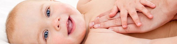 Bác sĩ Hoa Kỳ mách mẹ 6 bước massage tuyệt vời cho bé 9