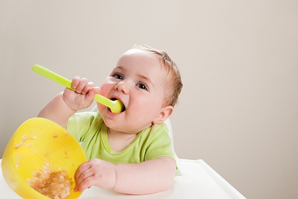 10 mẹo giúp mẹ tập cho bé tự xúc ăn bằng thìa 1