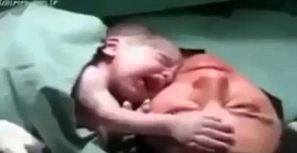 Clip đáng yêu: Bé sơ sinh ôm riết lấy mẹ khi vừa ra khỏi tử cung 2